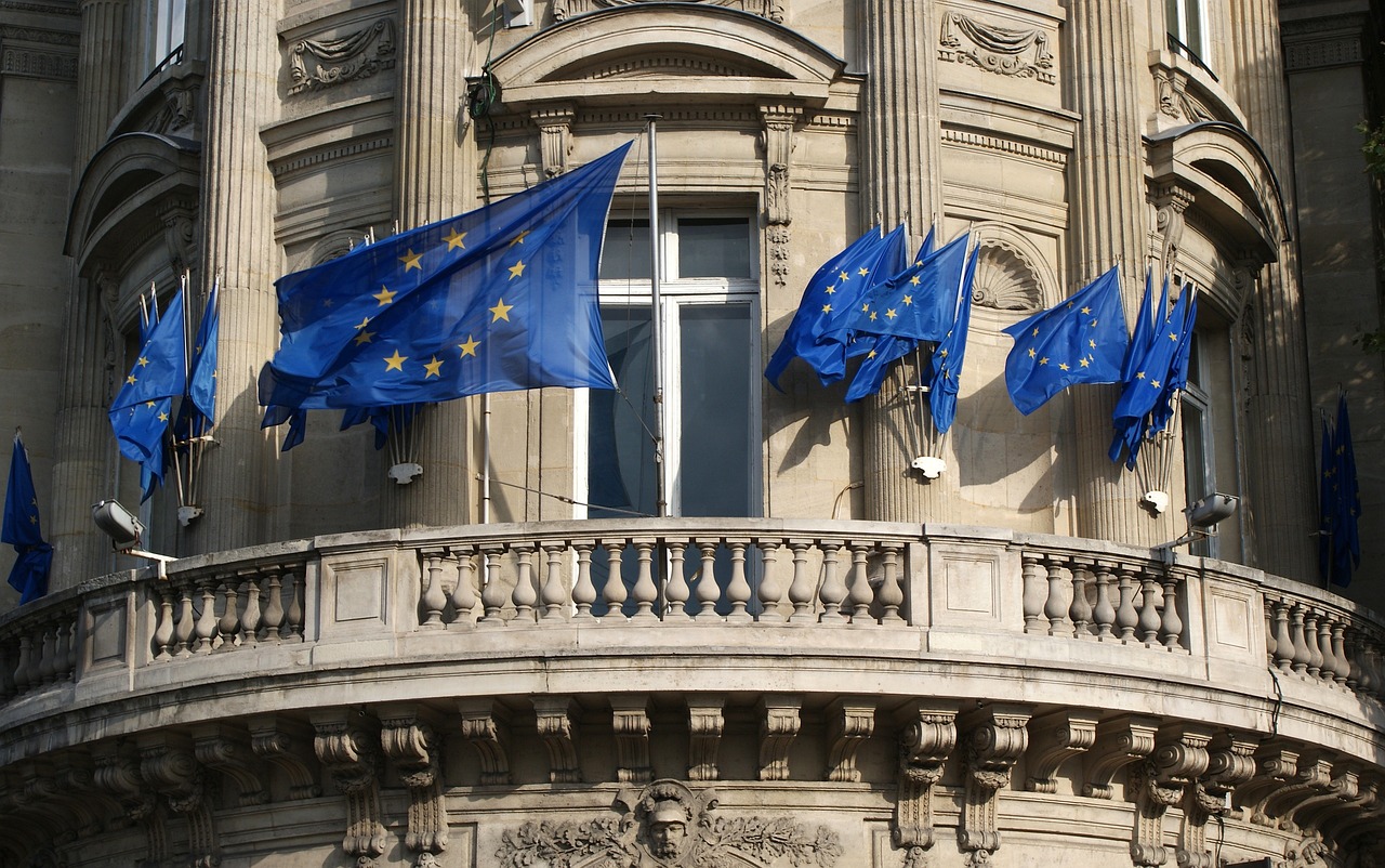 Budynek z flagami UE