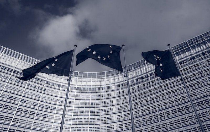 Flagi UE przed budynkiem